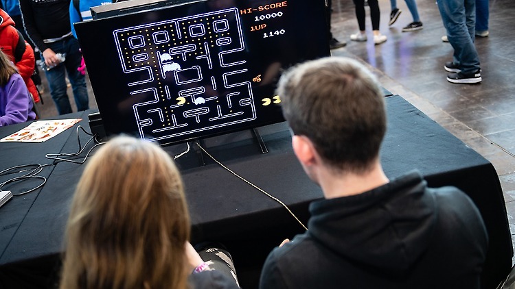 Zwei Personen beim Gaming Zwei Personen beim Gaming