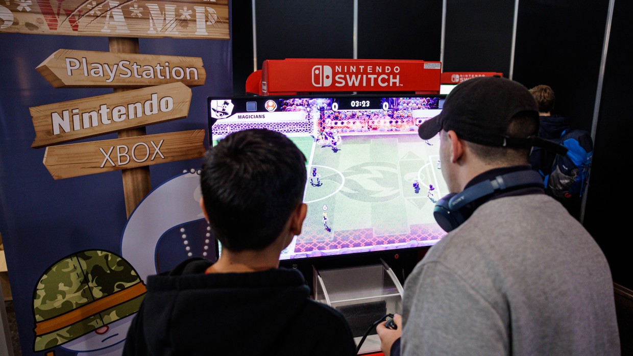 2 Personen spielen ein Computerspiel im Gamesroom der Manga-Comic-Con 2023