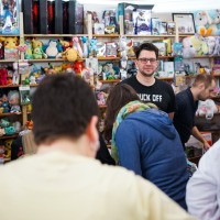 Besucher:innen am Bring & Buy Stand auf der Manga-Comic-Con 2024 Besucher:innen am Bring & Buy Stand auf der Manga-Comic-Con 2024