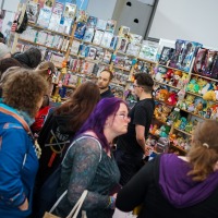 Besucher:innen am Bring & Buy Stand auf der Manga-Comic-Con 2024 Besucher:innen am Bring & Buy Stand auf der Manga-Comic-Con 2024
