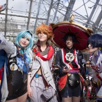 Gruppe von 4 Cosplayer:innen macht ein Selfie auf der Manga-Comic-Con 2024 Gruppe von 4 Cosplayer:innen macht ein Selfie auf der Manga-Comic-Con 2024