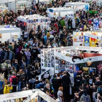 Mit vielen Besucher:innen gefüllte Messehalle während der Manga-Comic-Con 2024 Mit vielen Besucher:innen gefüllte Messehalle während der Manga-Comic-Con 2024