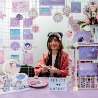 Aussteller:in am Messestand auf der Manga-Comic-Con 2024 Aussteller:in am Messestand auf der Manga-Comic-Con 2024