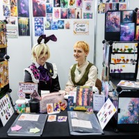 Aussteller:innen am Messestand auf der Manga-Comic-Con 2024 Aussteller:innen am Messestand auf der Manga-Comic-Con 2024