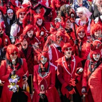 Gruppenbild mit Cosplayer:innen des Motivs Hazbin Hotel auf der Manga-Comic-Con 2024 Gruppenbild mit Cosplayer:innen des Motivs Hazbin Hotel auf der Manga-Comic-Con 2024