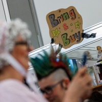 Besucher:innen am Bring & Buy Stand auf der Manga-Comic-Con 2025 Besucher:innen am Bring & Buy Stand auf der Manga-Comic-Con 2025