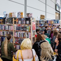 Besucher:innen am Bring & Buy Stand auf der Manga-Comic-Con 2025 Besucher:innen am Bring & Buy Stand auf der Manga-Comic-Con 2025