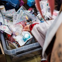 Besucher:int durchsucht Artikel in einer Box am Bring & Buy Stand auf der Manga-Comic-Con 2025 Besucher:int durchsucht Artikel in einer Box am Bring & Buy Stand auf der Manga-Comic-Con 2025