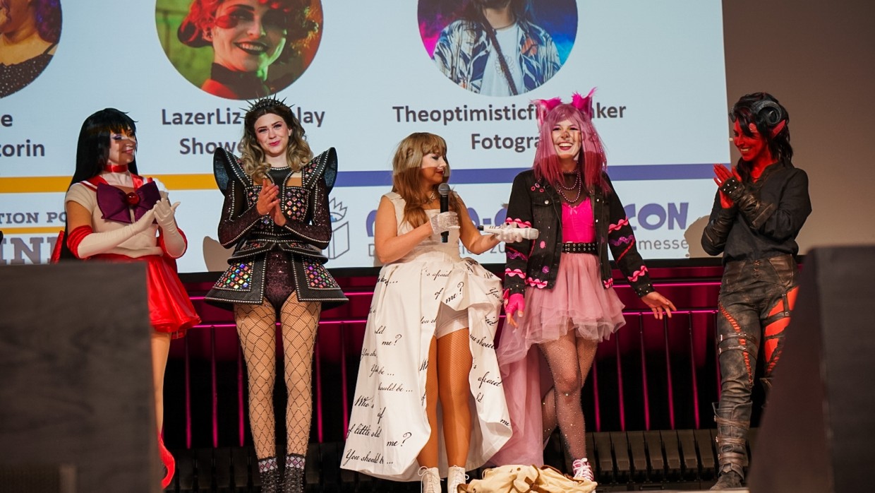 Die 5 Jurymitglieder der Cosplay Meisterschaft Deutschland 2025 auf der Großen Bühne der Manga Comic Con Die 5 Jurymitglieder der Cosplay Meisterschaft Deutschland 2025 auf der Großen Bühne der Manga Comic Con