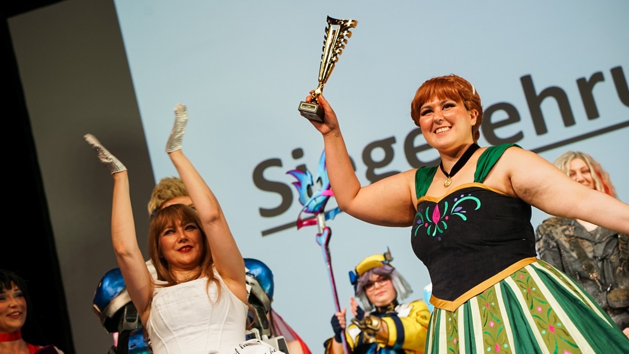 Siegerehrung von Platz 3 der Cosplay Meisterschaft Deutschland 2025 für die Darstellung von Anna aus Frozen auf der Großen Bühne der Manga Comic Con Siegerehrung von Platz 3 der Cosplay Meisterschaft Deutschland 2025 für die Darstellung von Anna aus Frozen auf der Großen Bühne der Manga Comic Con