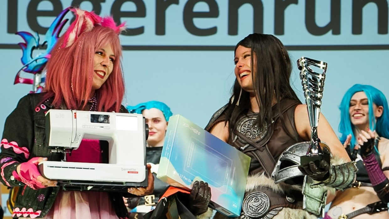 Siegerehrung von Platz 2 der Cosplay Meisterschaft Deutschland 2025 für die Darstellung von Dovahkiin aus Skyrim auf der Großen Bühne der Manga Comic Con Siegerehrung von Platz 2 der Cosplay Meisterschaft Deutschland 2025 für die Darstellung von Dovahkiin aus Skyrim auf der Großen Bühne der Manga Comic Con