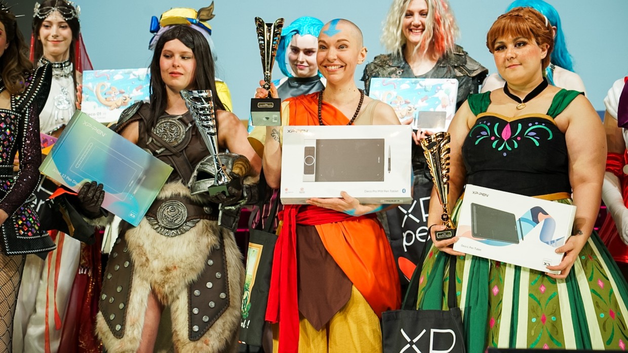Siegerehrung der 3 Gewinner:innen der Cosplay Meisterschaft Deutschland 2025 auf der Großen Bühne der Manga Comic Con Siegerehrung der 3 Gewinner:innen der Cosplay Meisterschaft Deutschland 2025 auf der Großen Bühne der Manga Comic Con