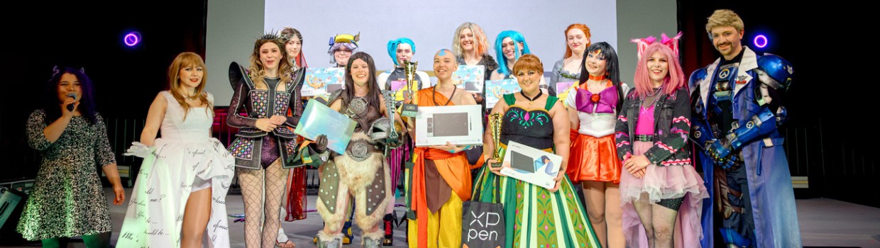 Gruppenfoto mit allen Teilnehmer:innen und Jury der Cosplay Meisterschaft Deutschland 2025 auf der Großen Bühne der Manga Comic Con Gruppenfoto mit allen Teilnehmer:innen und Jury der Cosplay Meisterschaft Deutschland 2025 auf der Großen Bühne der Manga Comic Con