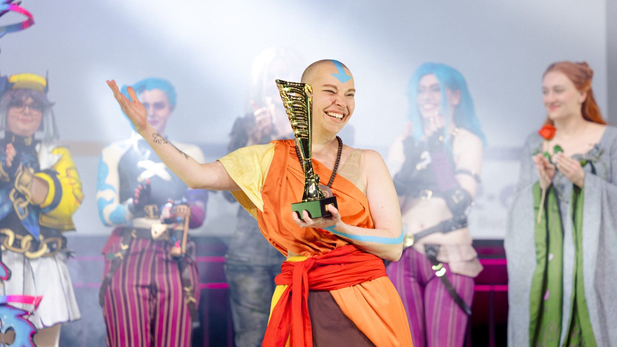Siegerehrung von Platz 1 der Cosplay Meisterschaft Deutschland 2025 für die Darstellung von Aang aus Avatar auf der Großen Bühne der Manga Comic Con Siegerehrung von Platz 1 der Cosplay Meisterschaft Deutschland 2025 für die Darstellung von Aang aus Avatar auf der Großen Bühne der Manga Comic Con