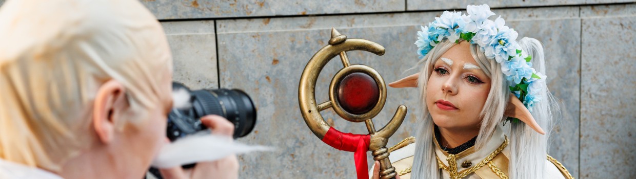 Cosplayer:in fotografiert Cosplayer:in auf der Manga Comic Con 2025 Cosplayer:in fotografiert Cosplayer:in auf der Manga Comic Con 2025