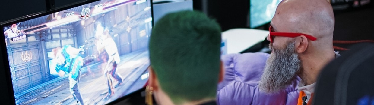 2 Personen zocken ein Computerspiel im Gamesroom der Manga-Comic-Con 2025 2 Personen zocken ein Computerspiel im Gamesroom der Manga-Comic-Con 2025