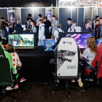 mehrere Personen spielen an Computern oder sehen sich um im Gamesroom der Manga-Comic-Con 2025 mehrere Personen spielen an Computern oder sehen sich um im Gamesroom der Manga-Comic-Con 2025