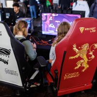 2 Kinder spielen an Computern im Gamesroom der Manga-Comic-Con 2025, im Vordergrund sind Gamingchairs von Secret Lab zu sehen 2 Kinder spielen an Computern im Gamesroom der Manga-Comic-Con 2025, im Vordergrund sind Gamingchairs von Secret Lab zu sehen