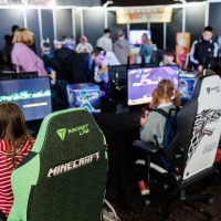 mehrere Personen spielen an Computern im Gamesroom der Manga-Comic-Con 2025 mehrere Personen spielen an Computern im Gamesroom der Manga-Comic-Con 2025
