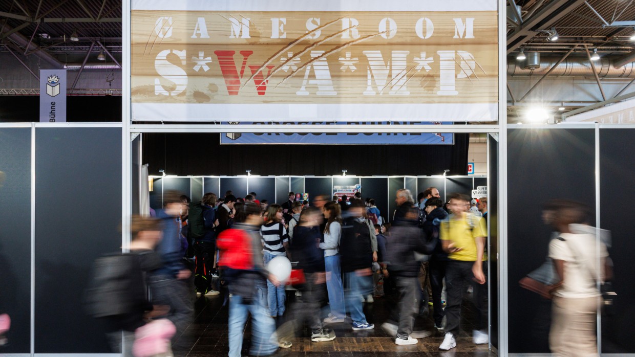 Eingang zum Gamesroom der Manga-Comic-Con 2025 mit zahlreichen Besucher:innen Eingang zum Gamesroom der Manga-Comic-Con 2025 mit zahlreichen Besucher:innen