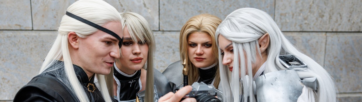 Vier Cosplayer:innen mit langen weißen Perücken schauen gemeinsam auf eine Kamera bei der Manga Comic Con 2025 Vier Cosplayer:innen mit langen weißen Perücken schauen gemeinsam auf eine Kamera bei der Manga Comic Con 2025