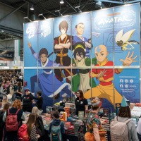 Messestand mit großem Avatar-Aufsteller umringt von zahlreichen Besucher:innen auf der Manga Comic Con 2025 Messestand mit großem Avatar-Aufsteller umringt von zahlreichen Besucher:innen auf der Manga Comic Con 2025