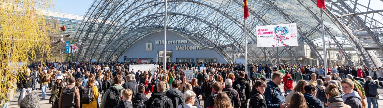 Außenansicht der Glashalle der Leipziger Messe mit vielen Besucher:innen davor zur Zeit der Manga Comic Con 2025 Außenansicht der Glashalle der Leipziger Messe mit vielen Besucher:innen davor zur Zeit der Manga Comic Con 2025