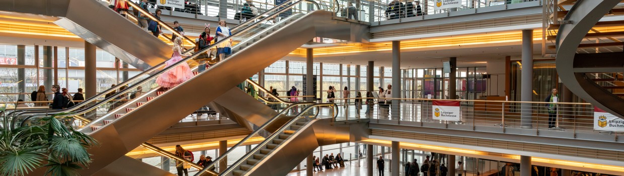 Das Atrium des Congress Center Leipzig mit vielen Besucher:innen auf Rolltreppen und Gängen Das Atrium des Congress Center Leipzig mit vielen Besucher:innen auf Rolltreppen und Gängen