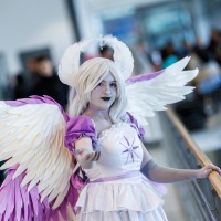 Cosplayer:in mit Flügeln auf der Manga Comic Con 2025 Cosplayer:in mit Flügeln auf der Manga Comic Con 2025