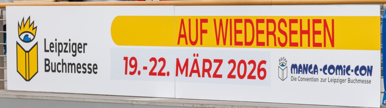 MaCoCo posiert auf der Empore in der Glashalle der Leipziger Messe vor einem Banner mit dem Datum der Manga Comic Con 2026 MaCoCo posiert auf der Empore in der Glashalle der Leipziger Messe vor einem Banner mit dem Datum der Manga Comic Con 2026