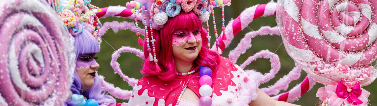 Cosplayer:innen in pinken Zuckerfarben auf der Manga Comic Con 2025 Cosplayer:innen in pinken Zuckerfarben auf der Manga Comic Con 2025