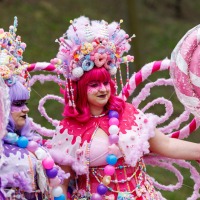 Cosplayer:innen in pinken Zuckerfarben auf der Manga Comic Con 2025 Cosplayer:innen in pinken Zuckerfarben auf der Manga Comic Con 2025