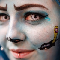 Nahaufnahme auf der Manga Comic Con eines Gesichts welches blau geschminkt is und in die Kamera guckt Nahaufnahme auf der Manga Comic Con eines Gesichts welches blau geschminkt is und in die Kamera guckt