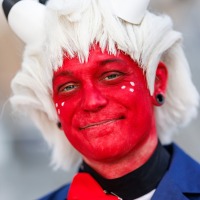 Eine Person mit rot geschminktem Gesicht und weißer Perücke auf der Manga-Comic-Con 2025 Eine Person mit rot geschminktem Gesicht und weißer Perücke auf der Manga-Comic-Con 2025