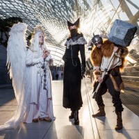 Drei verkleidete Personen auf der Manga-Comic-Con 2025 posieren in der Glashalle der Leipziger Messe Drei verkleidete Personen auf der Manga-Comic-Con 2025 posieren in der Glashalle der Leipziger Messe