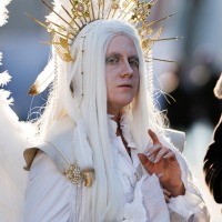 Eine Person in einem aufwändigen, weißen Fantasy-Kostüm auf der Manga-Comic-Con 2025 Eine Person in einem aufwändigen, weißen Fantasy-Kostüm auf der Manga-Comic-Con 2025