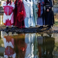 Gruppe von Cosplay:innen posieren im Freien in ihren Kostümen auf der Manga Comic Con 2025, im Wasser sieht man ihr Spiegelbild Gruppe von Cosplay:innen posieren im Freien in ihren Kostümen auf der Manga Comic Con 2025, im Wasser sieht man ihr Spiegelbild