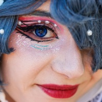 Cosplayer:in mit blauer Perücke und blauen Kontaktlinsen auf der Manga Comic Con 2025 Cosplayer:in mit blauer Perücke und blauen Kontaktlinsen auf der Manga Comic Con 2025