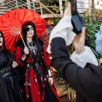 Cosplayer:in macht von 2 anderen Cosplayer:innen ein Foto auf der Manga Comic Con 2025 Cosplayer:in macht von 2 anderen Cosplayer:innen ein Foto auf der Manga Comic Con 2025