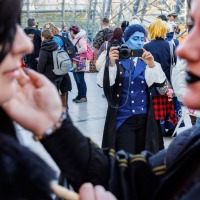 Cosplayer:in macht ein Foto von 2 anderen Cosplayer:innen auf der Manga Comic Con 2025 Cosplayer:in macht ein Foto von 2 anderen Cosplayer:innen auf der Manga Comic Con 2025