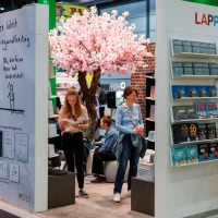 Messestand der Lappan-Verlagsgruppe auf der Manga Comic Con 2025 mit Comics, Büchern und Kirschblütenbaum Messestand der Lappan-Verlagsgruppe auf der Manga Comic Con 2025 mit Comics, Büchern und Kirschblütenbaum