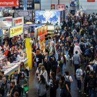 Impression von vielen Besucher:innen in den Messehallen der Manga Comic Con 2025 Impression von vielen Besucher:innen in den Messehallen der Manga Comic Con 2025