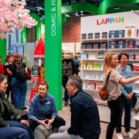 Besucher:innen der Manga Comic Con 2025 an einem Stand mit Büchern und Comics Besucher:innen der Manga Comic Con 2025 an einem Stand mit Büchern und Comics