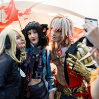 3 Cosplayer:innen machen ein Foto zusammen auf der Manga Comic Con 2025 3 Cosplayer:innen machen ein Foto zusammen auf der Manga Comic Con 2025