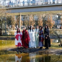 Gruppe von Cosplayer:innen posieren vor der Glashalle der Manga Comic Con 2025 Gruppe von Cosplayer:innen posieren vor der Glashalle der Manga Comic Con 2025