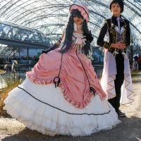 2 Cosplayer:innen posieren auf der Manga Comic Con 2025 vor der Glashalle der Leipziger Messe 2 Cosplayer:innen posieren auf der Manga Comic Con 2025 vor der Glashalle der Leipziger Messe