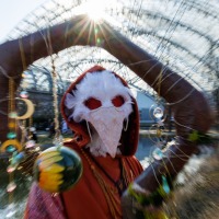 Cosplayer:in mit rotem Gewand und weißer Vogelmaske auf der Manga Comic Con 2025 Cosplayer:in mit rotem Gewand und weißer Vogelmaske auf der Manga Comic Con 2025