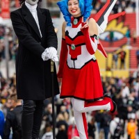 Cosplayer:in und das Manga Comic Con Maskottchen Macoco auf der Manga Comic Con 2025 Cosplayer:in und das Manga Comic Con Maskottchen Macoco auf der Manga Comic Con 2025