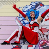 Macoco das Maskottchen der Manga Comic Con 2025 sitzt auf einer Treppe Macoco das Maskottchen der Manga Comic Con 2025 sitzt auf einer Treppe