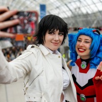 Cosplayer:in macht ein Selfie mit dem Maskottchen der Manga Comic Com Macoco auf der Manga Comic Con 2025 Cosplayer:in macht ein Selfie mit dem Maskottchen der Manga Comic Com Macoco auf der Manga Comic Con 2025